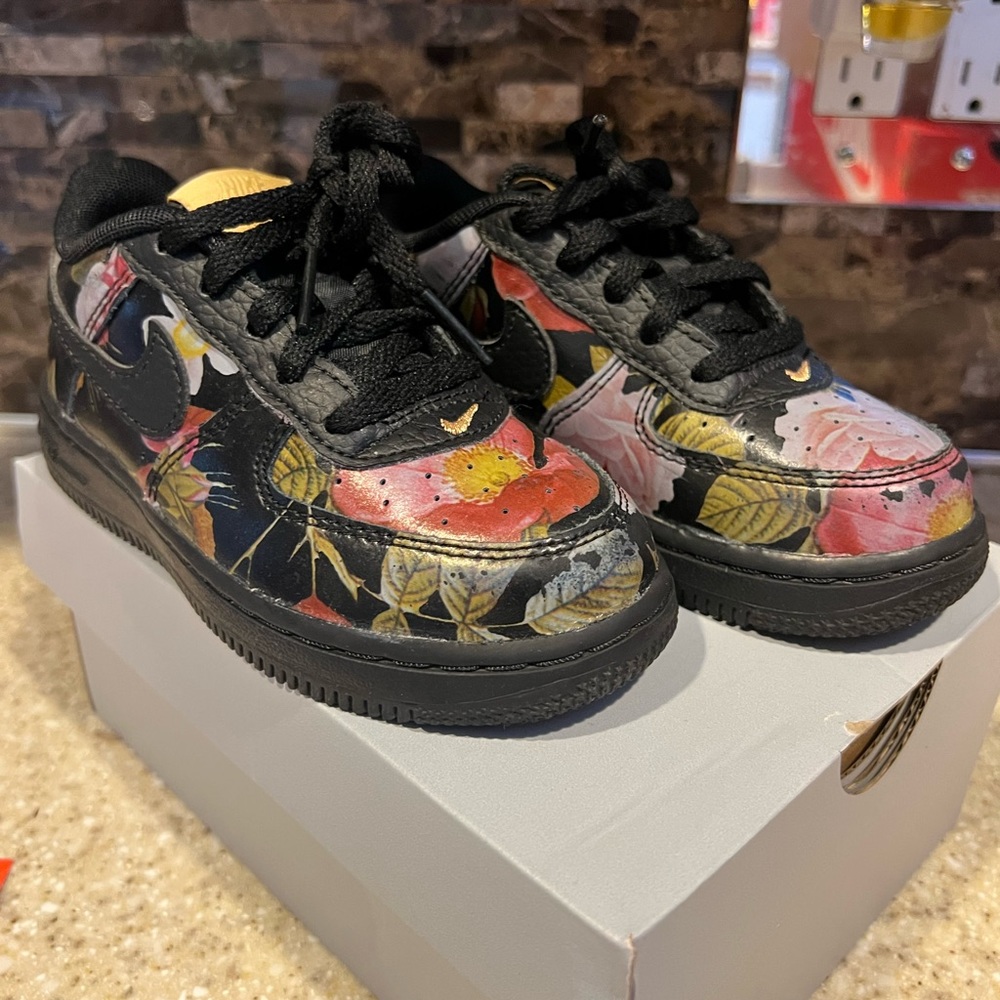 Nike force 1 kids size 9c